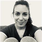 Tengo una larga trayectoria trabajando en el ámbito educativo, y ahora estoy casi a punto de acabar el máster para poder convertirme en profesora de secundaria. Mi especialidad son las ciencias sociales (historia, geografía e historia del arte), aunque te